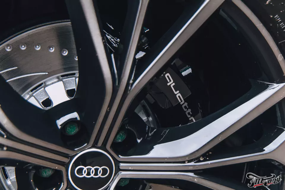 Оклеили Audi Q8 серым матовым полиуретаном, установили усиленные тормозные диски и колодки, окрасили суппорта, сделали антихром, произвели комплекс детейлинг-услуг